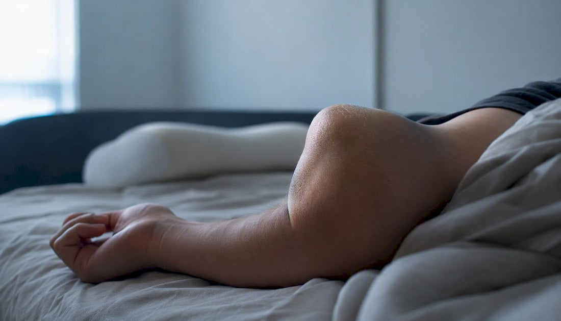 Detalle de un brazo doblado de forma incómoda mientras duerme