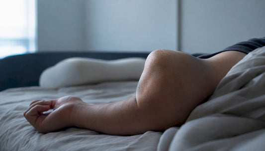 Detalle de un brazo doblado de forma incómoda mientras duerme